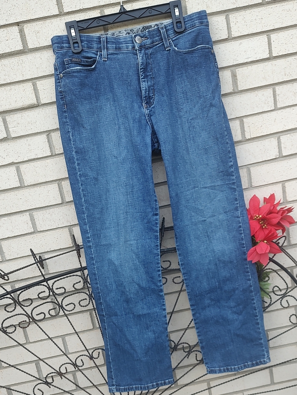 Lee Jeans - Comfortable Everyday Fit - Picture 2 of 8